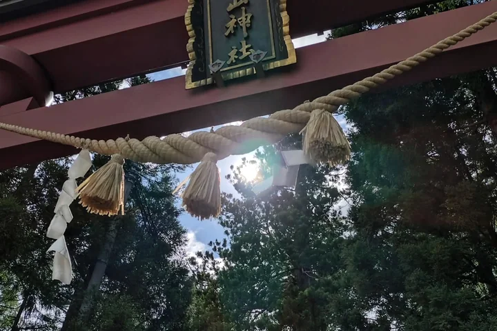 しめ縄のかかる神社の入口