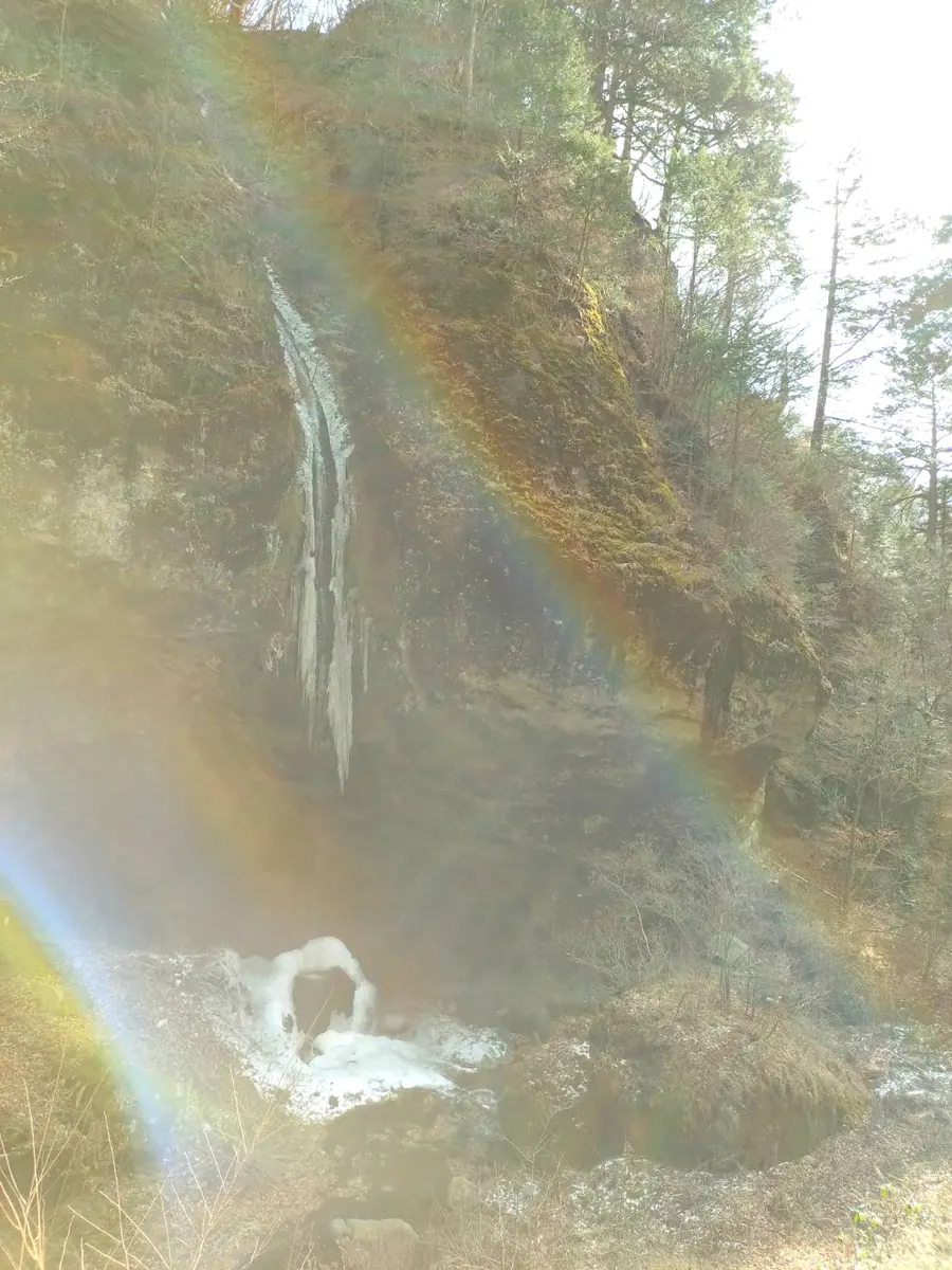 光が差し込む水辺の岩場