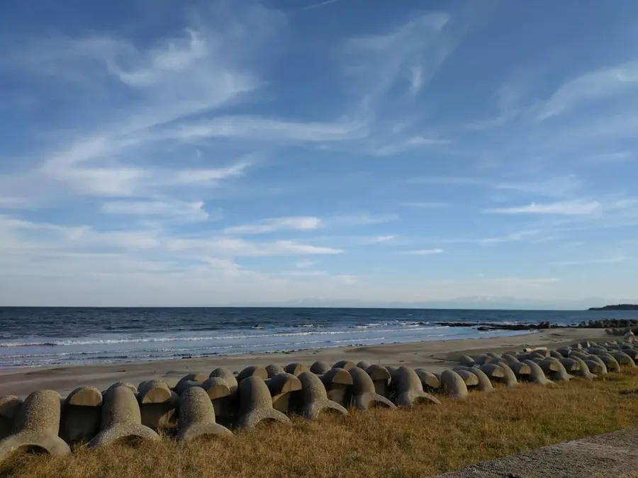 海辺に広がる青空