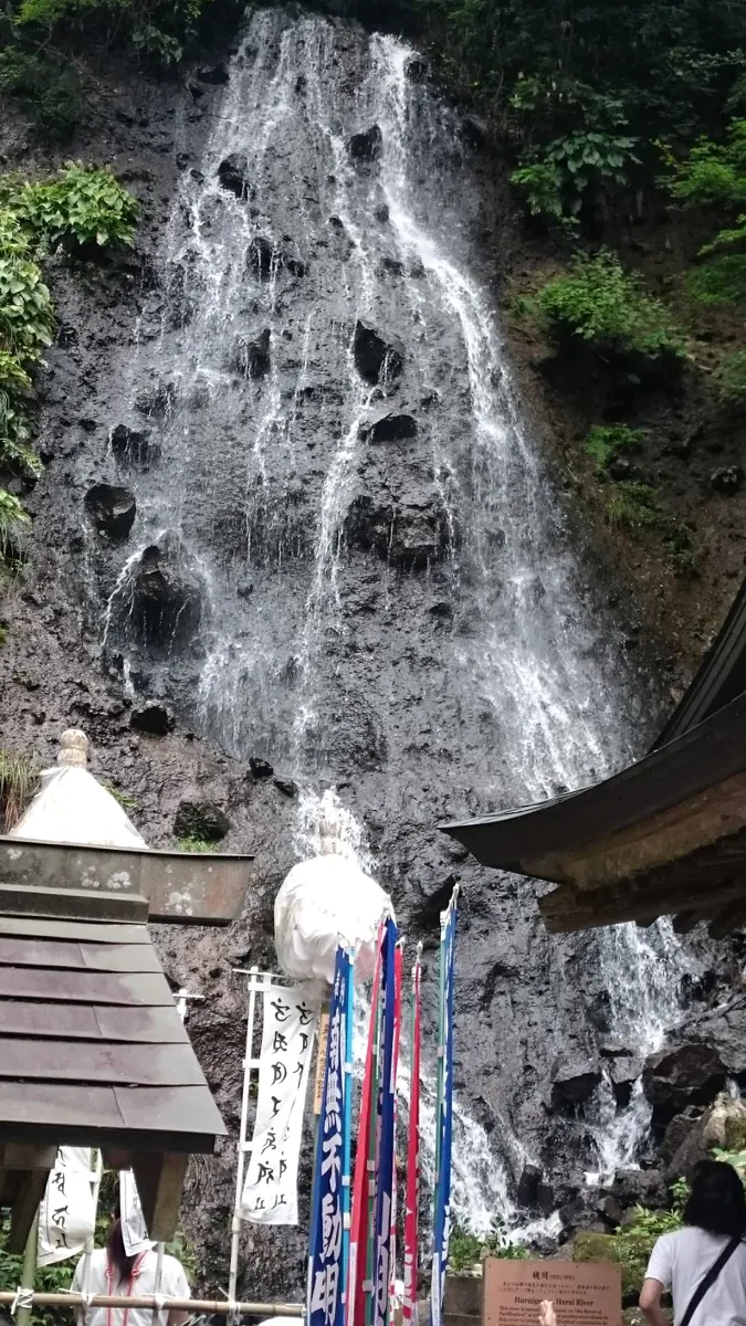岩肌を流れる滝